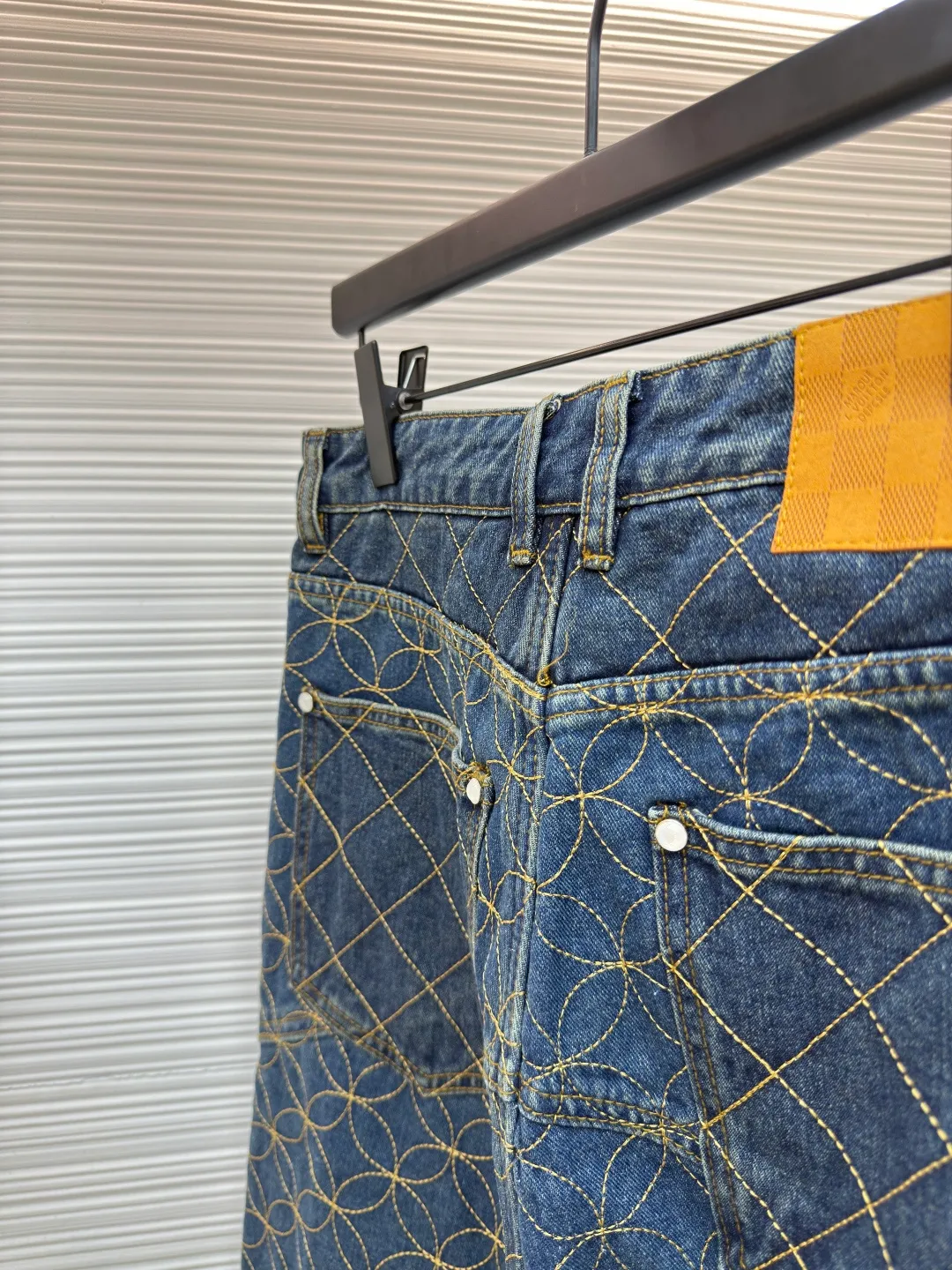 LOUIS VUITTON nigo boot line embroidered denim shorts ●Authentic product: Purchased and developed by 18073 ●Item number: 1680651-A85 ●Fabric: denim fabric ●Technology: jacquard embroidery production ●Version: fitted version ●Weight: about 900 grams ●Size: S-M-L-XL ●Description: Using embroidery pattern stitching, the rice grain full-frame embroidery process is characterized by using fine embroidery techniques to evenly and densely embroider patterns or patterns similar to the size of rice grains on the entire embroidery to achieve full coverage, exquisite and delicate visual effects. During embroidery, the use of stitches and embroidery threads forms small units similar to rice grains. These units are closely arranged to form the overall pattern. The craftsmanship is quite complex, giving people an artistic visual enjoyment. The inner cover is pieced together, and the one that comes into contact with the skin is cotton. The process is cumbersome and synchronized with the original version. The flat nails and door sill buttons are clearly and delicately engraved, the environmentally friendly electroplating adopts a bronze opening and closing design, the back waist leather plate has an iron-moulded pattern with contrasting colors, and is made of genuine first-layer cowhide suede. A full set of new accessories are customized simultaneously, and the details are handled perfectly. The skateboard has a straight design, a loose cut, wide and stylish, focusing on the comfort and freedom of wearing the upper body. Compatible with the same series, exclusive product. The overall wiring is straight and delicate, the fabric is comfortable and soft, and the color is consistent without color difference. It can be matched with the same style to create a fashionable look and control various occasions. Customized accessories, complete with three standards, same style for men and women!